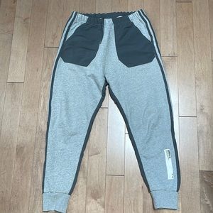 Adidas Men’s cuffed sweat pants with inserts Sz S
